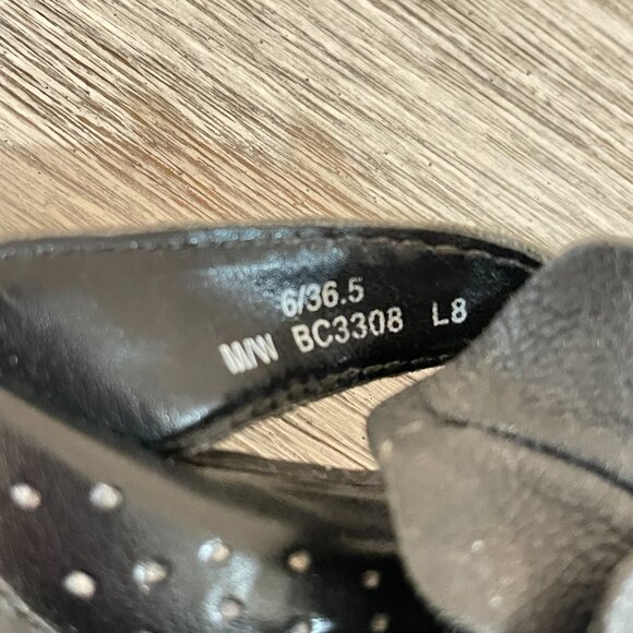 Born Concept BOC 6 Black Leather Flower Small Heel Thong Sandals - Picture 10 of 11